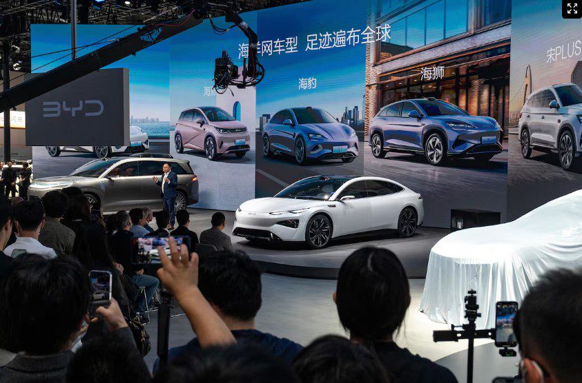 Leia mais sobre o artigo Por que a China está tentando conter sua febre por carros elétricos