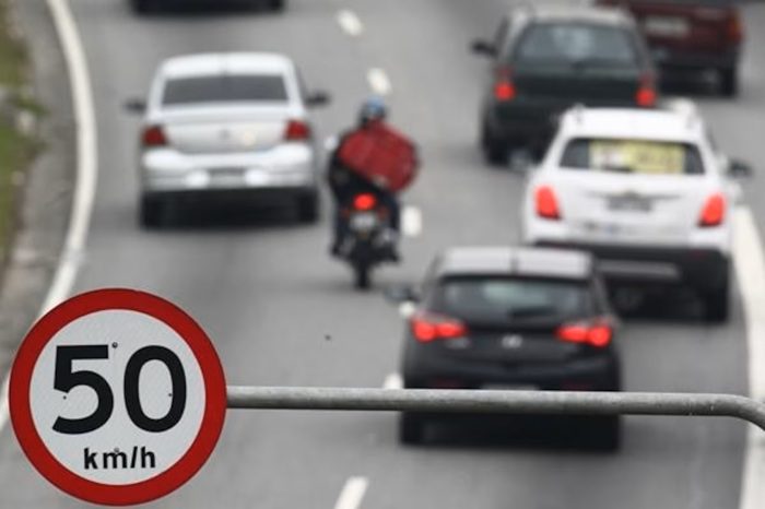 Leia mais sobre o artigo Governo federal estuda velocidade máxima de 30 km/h em ruas das cidades; veja o que já se sabe