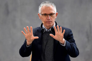 Leia mais sobre o artigo Ex-CEO da Stellantis prevê que China comprará maioria das montadoras europeias