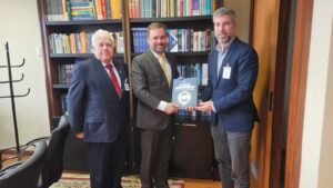 Leia mais sobre o artigo Livro do Centenário do Sindseg PR/MS entregue a desembargador do TJ-PR