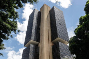 Leia mais sobre o artigo Economistas esperam que BC mantenha Selic a 15% e diminuem previsão da inflação