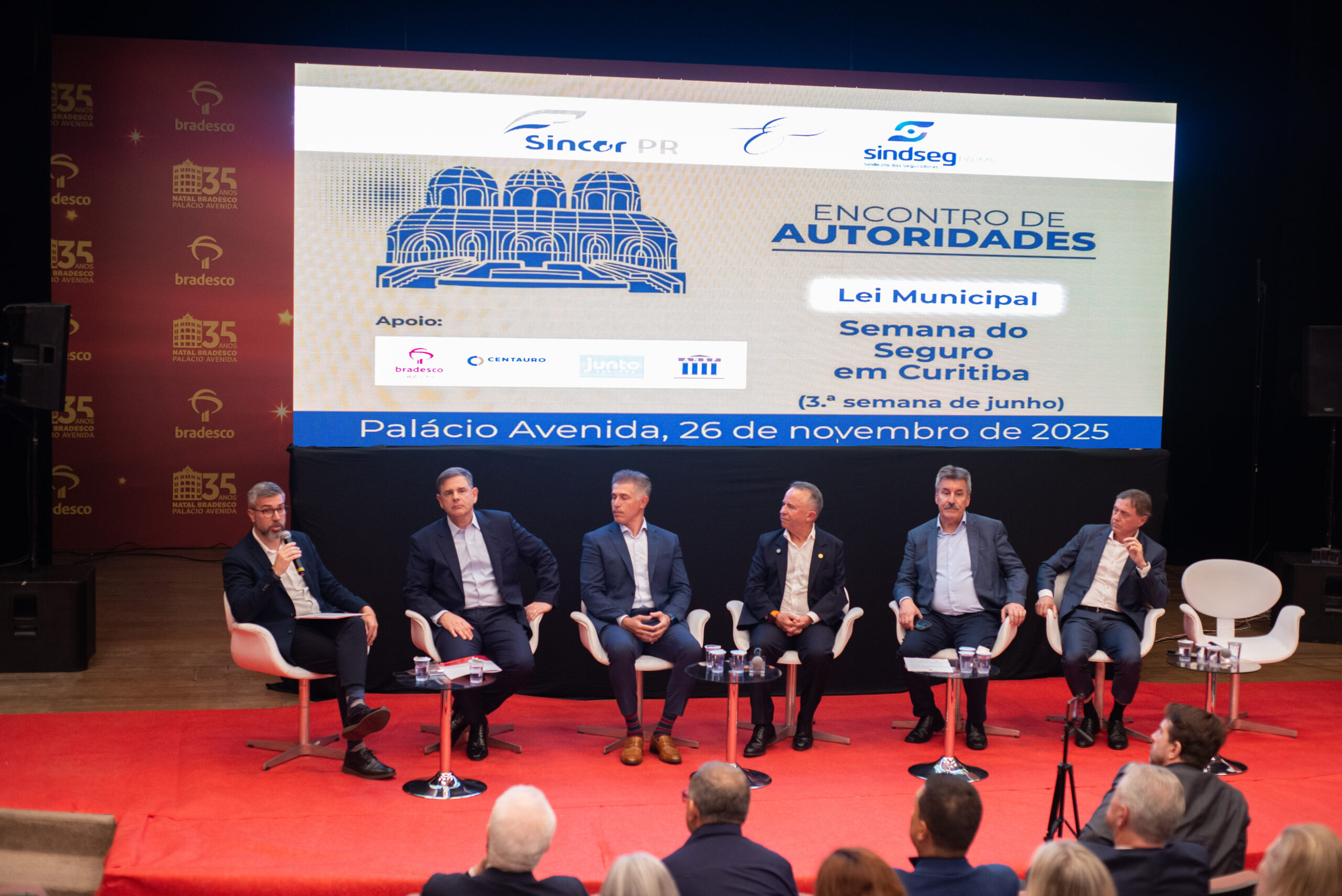 Leia mais sobre o artigo (Fotos disponíveis) Sancionada a lei que institui a Semana Municipal do Seguro em Curitiba