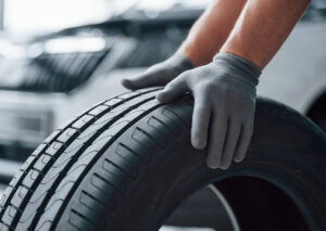 Leia mais sobre o artigo Quando trocar o pneu? Aprenda a identificar o TWI e evitar multas antes de viajar