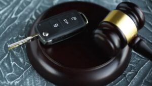 Leia mais sobre o artigo Por que deixar a chave no carro, mesmo na garagem, pode fazer o segurado perder a indenização