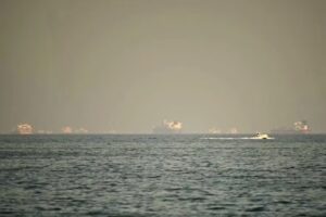 Leia mais sobre o artigo EUA dobram para US$ 40 bilhões garantias para navios atravessarem o Estreito de Ormuz, com novos parceiros de seguros