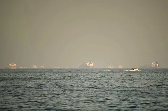 No momento, você está visualizando EUA dobram para US$ 40 bilhões garantias para navios atravessarem o Estreito de Ormuz, com novos parceiros de seguros