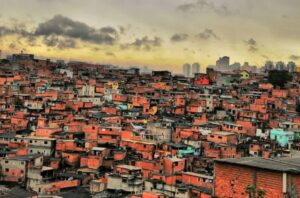 Leia mais sobre o artigo Entre o luto e o amparo: como o seguro começa a transformar histórias nas favelas brasileiras