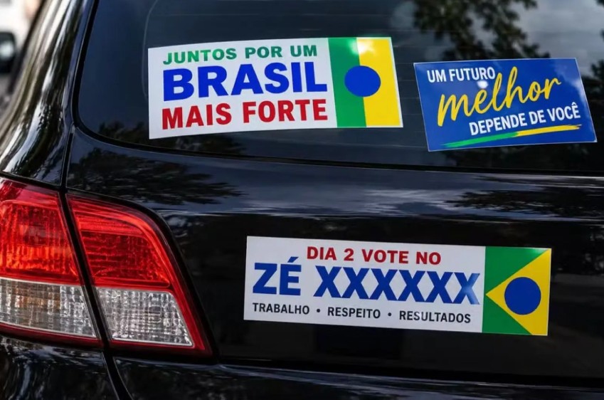 Leia mais sobre o artigo Adesivo político não afeta o seguro auto, mas uso do veículo em campanha pode mudar cobertura
